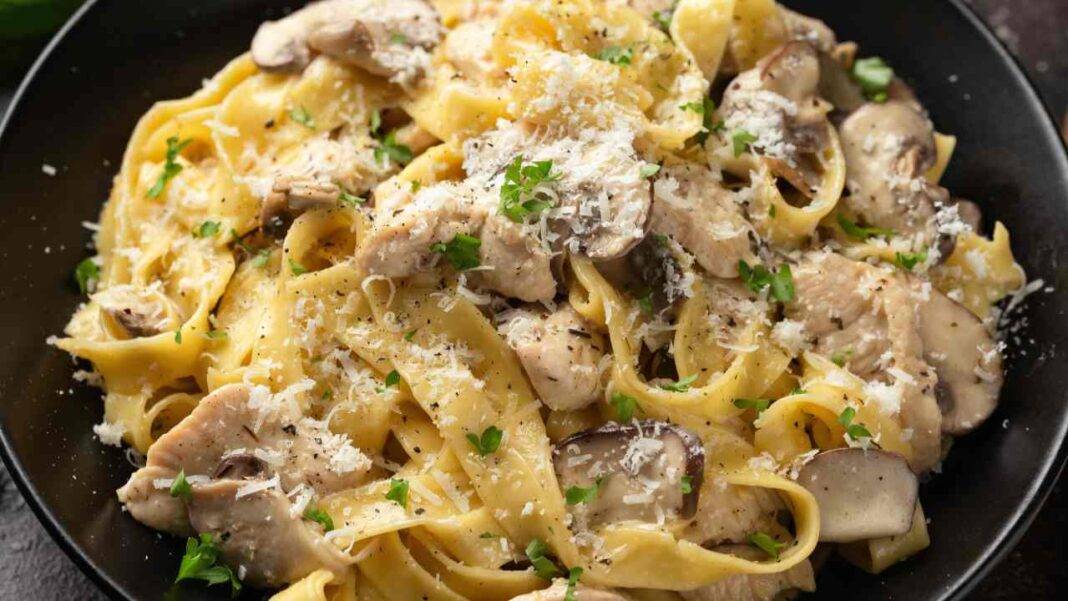 Tagliatelle pollo e funghi la ricetta salva cena pronta in soli 10 minuti! RicettaSprint.it