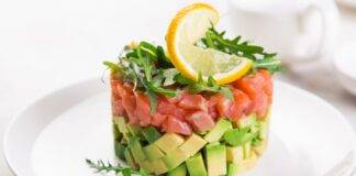 Tartare di salmone e avocado: l'antipasto che vorrebbero preparare tutti