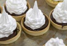 Tartellette meringate con crema al cioccolato, sfiziose e veloci, gli ospiti le adoreranno Tartellette meringate con crema al cioccolato