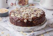 Torta al cioccolato e mandorle il dessert economico che si prepara in men che non si dica