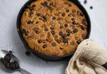 Torta in padella noci pecan e gocce di cioccolato