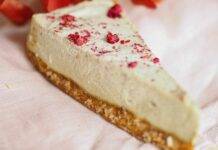 Torta veloce di amaretti con panna e philadelphia
