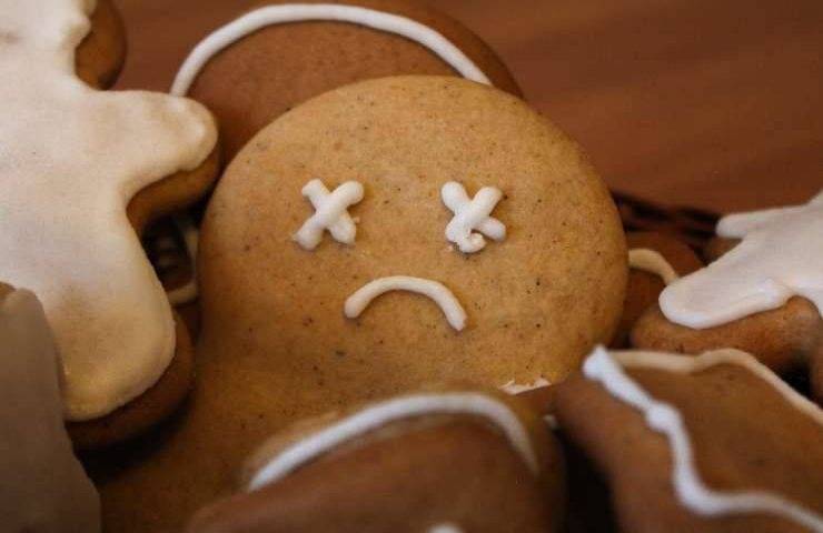 Un biscotto allo zenzero con una faccina triste