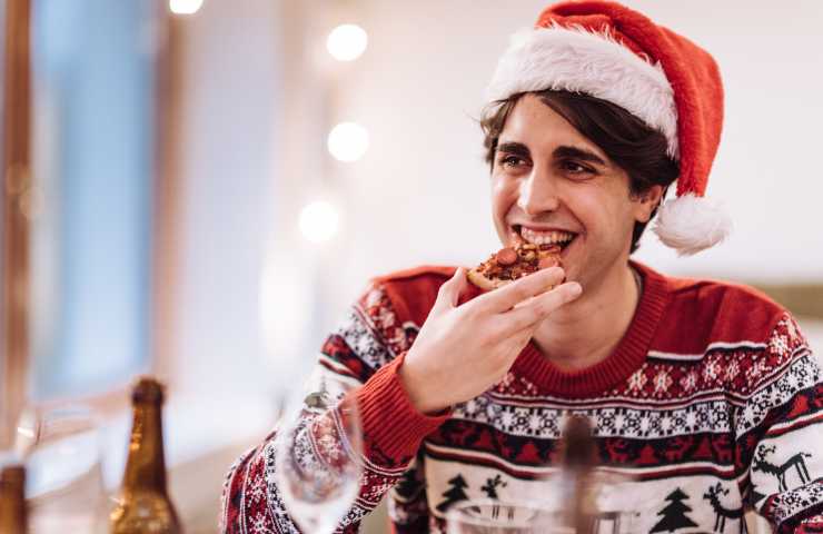 Un uomo mangia a Natale