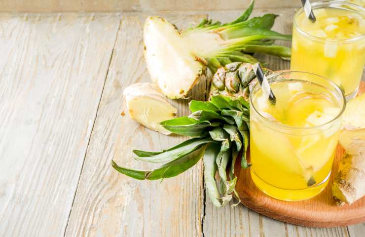 Una bevanda con limone, ananas e zenzero