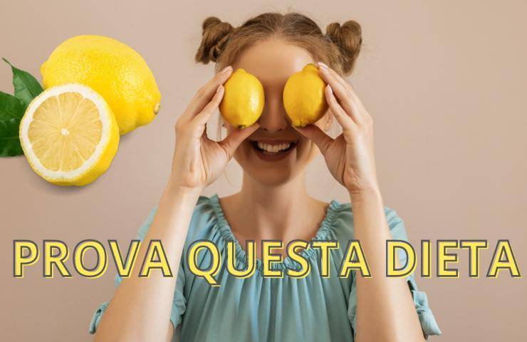 Una ragazza si copre gli occhi con dei limoni