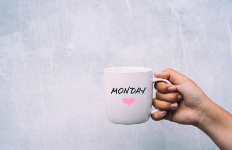 Una tazza con la scritta Monday 