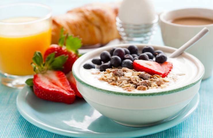Uno yogurt con cereali e frutta