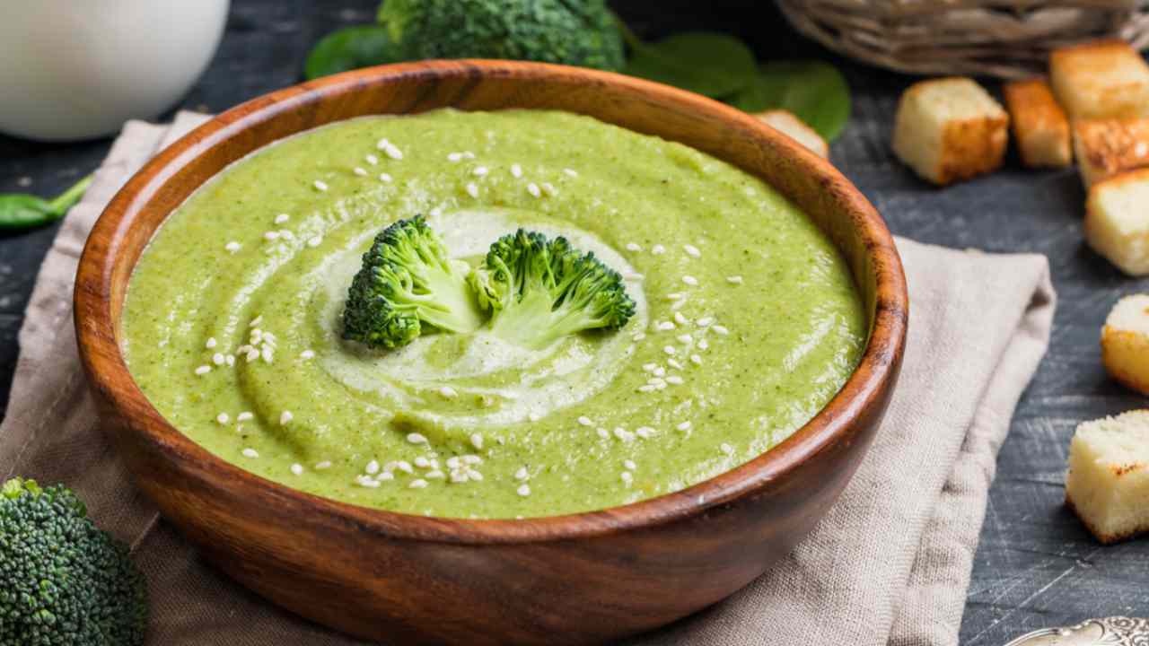 Vellutata di broccoli perfetta per un pranzo sano e leggero, iniziamo l'anno con i buoni propositi