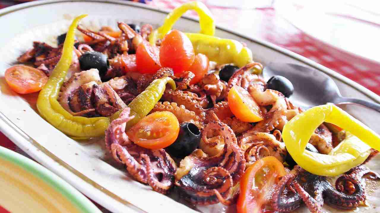polpi arrostiti con peperoni pomodorini e olive nere