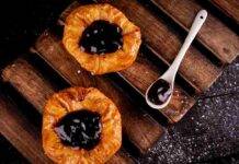 Ananas sfogliata al miele e marmellata, la merenda calda che prepari in pochi minuti Ananas sfogliata al miele e marmellata
