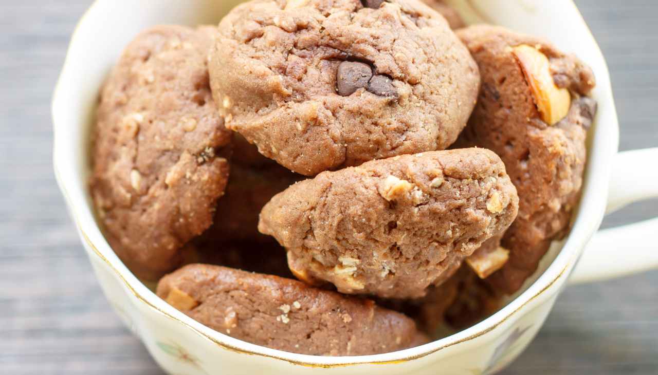 Cookies al burro nocciole e cioccolato, provali subito: non potrai più farne a meno!