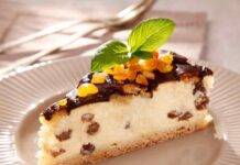 Cheesecake con gocce di cioccolato e arancia: il dolce freddo che scalda il cuore Cheesecake con gocce di cioccolato e e arancia il dolce freddo che scalda il cuore