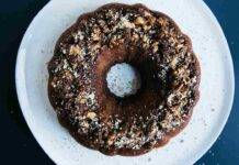 Ciambellone di marzapane con noci e cioccolato