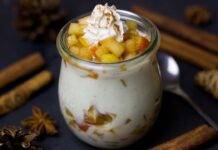 Coppe cremose con mele caramellate alla cannella