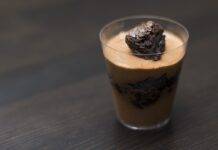 Crema di caffè con sbriciolata morbida al cioccolato, al posto del semplice caffè offri ai tuoi ospiti questa bontà divina Crema di caffè con sbriciolata morbida al cioccolato