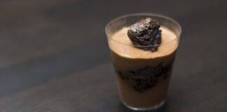 Crema di caffè con sbriciolata morbida al cioccolato