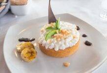 Crostatine alla macedonia caramellata, il mix travolgenete da servire dopo cena Crostatine alla macedonia caramellata