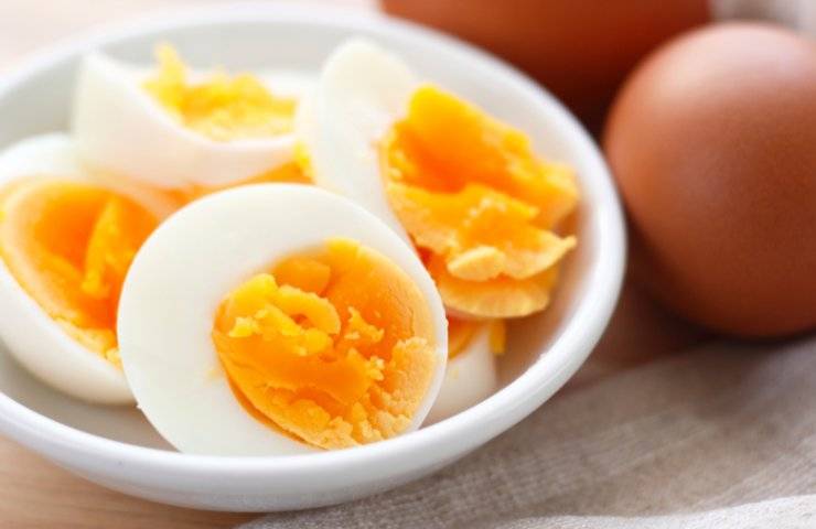 Delle uova in un piatto