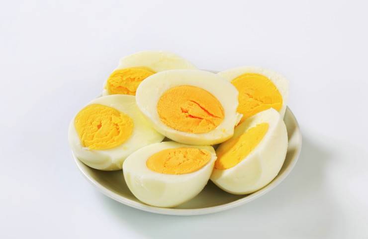 Delle uova in un piatto