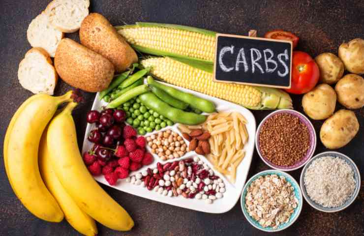Diversi alimenti con carboidrati
