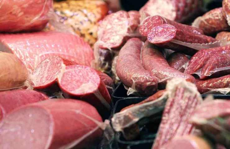 Diversi tipi di carne e di salumi