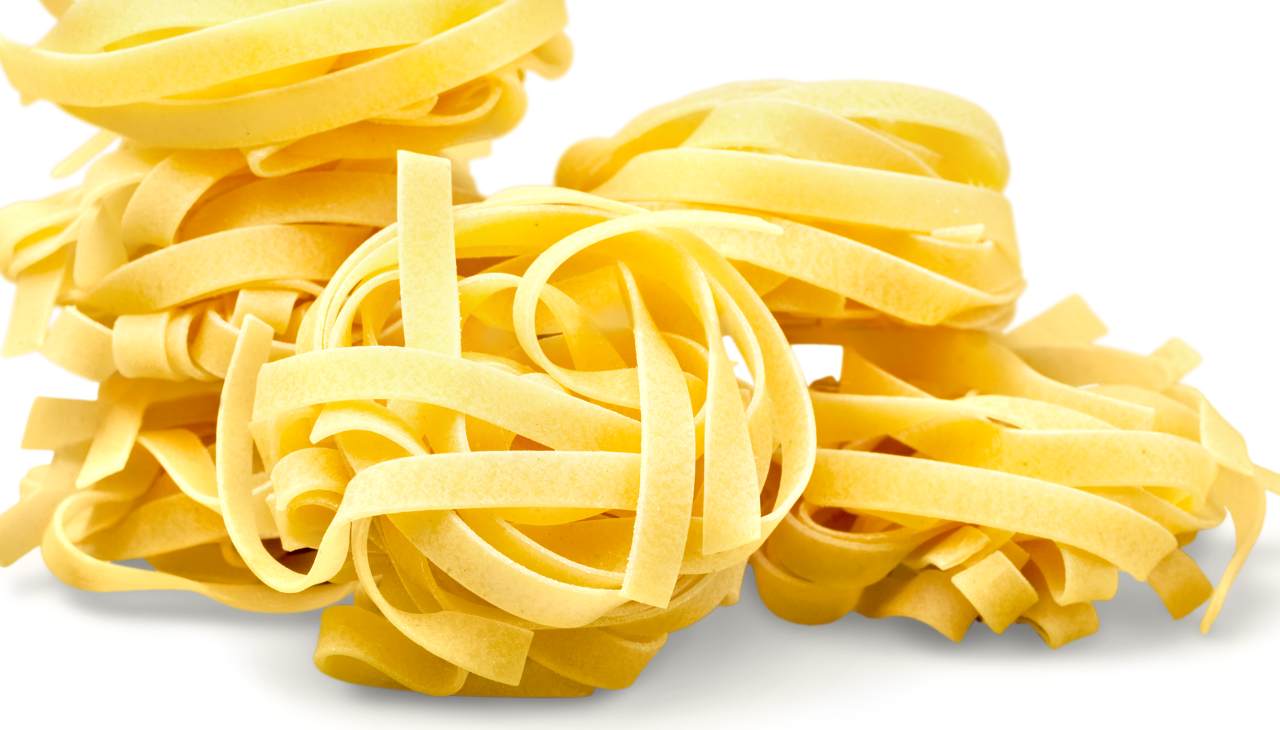 Fettuccine all'uovo, domenica in 10 minuti le prepariamo: spaccano!