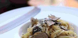 Fettuccine all'Alfredo al sapore di tartufo, altro che piatto alla poverella: questo spacca!