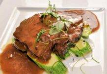 Brasato di vitello al vino rosso, ricetta tipica lombarda appena poggi il coltello affonda