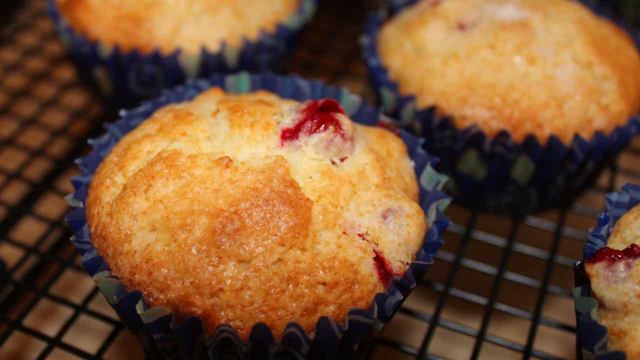 Muffin alla confettura di ciliegie senza burro ma quanto sono buoni e soffici, come una nuvola