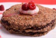 Pancake leggeri con cacao frutta e cereali, un modo sano e delizioso di iniziare la giornata Pancake leggeri con cacao frutta e cereali