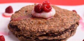 Pancake leggeri con cacao frutta e cereali