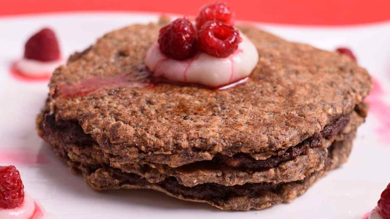 Pancake leggeri con cacao frutta e cereali