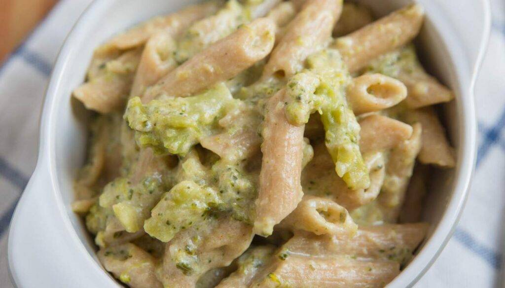 Pasta al pesto di broccoli light, stai sotto le 350 kcal a piatto che