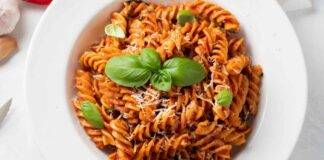 Pomodoro e pesto il mio condimento per la cena di stasera, facile e buonissimo