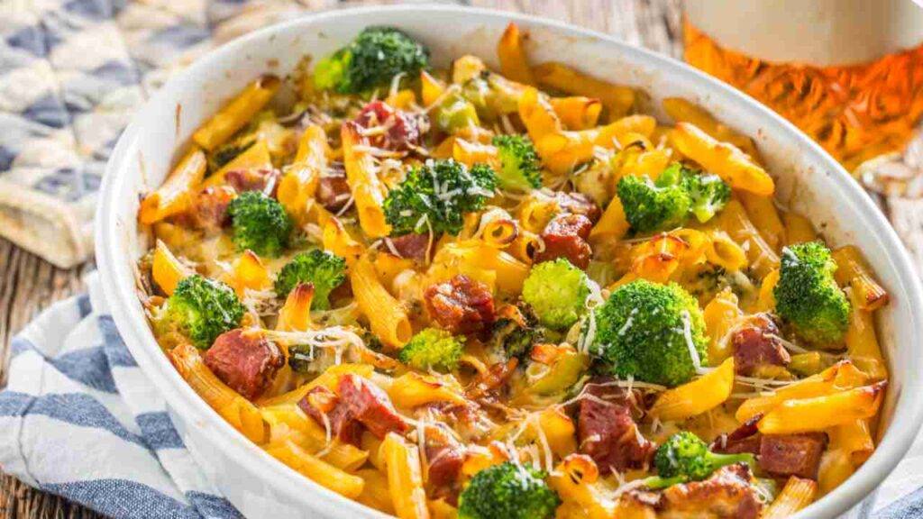 Pasta broccoli e pancetta al forno filante, leggermente croccante, un