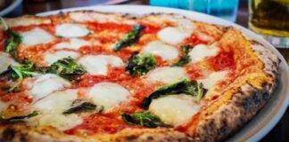 Pizza leggera per cena: ecco l'impasto favoloso da fare subito!