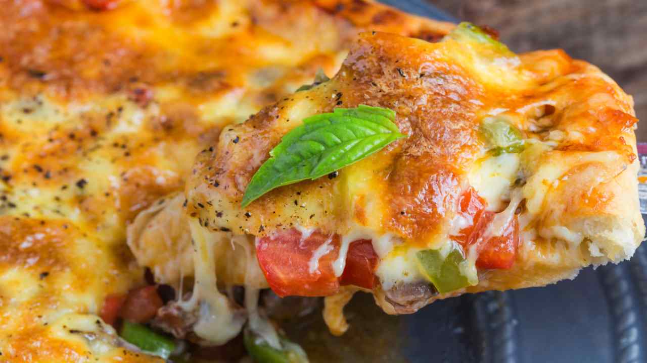 Pizza ricca con pomodori e peperoni: mamma mia non posso guardarla, la divorerei in un solo boccone
