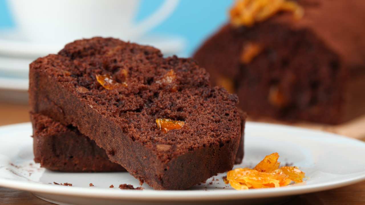 Plumcake al cioccolato e scorzette d'arancia: soffice come una nuova,  gustalo a colazione 