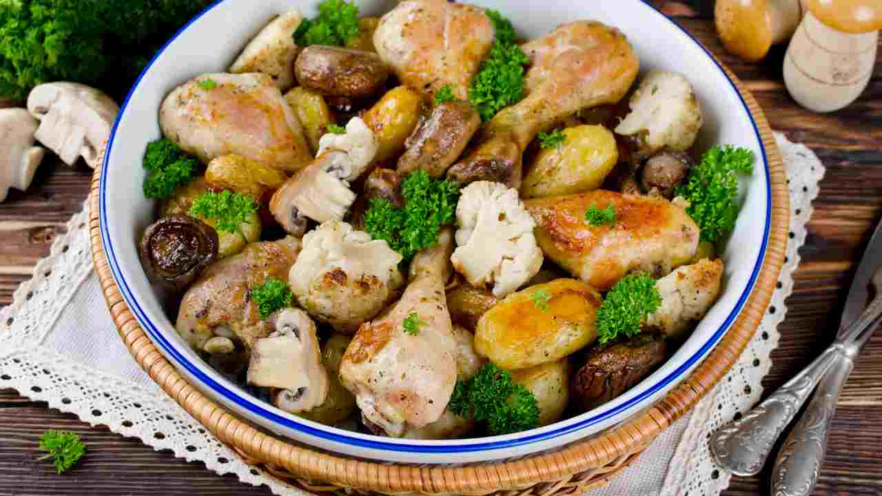 Pollo al forno con funghi e patate irresistibile bontà, prepariamolo come vuole la tradizione