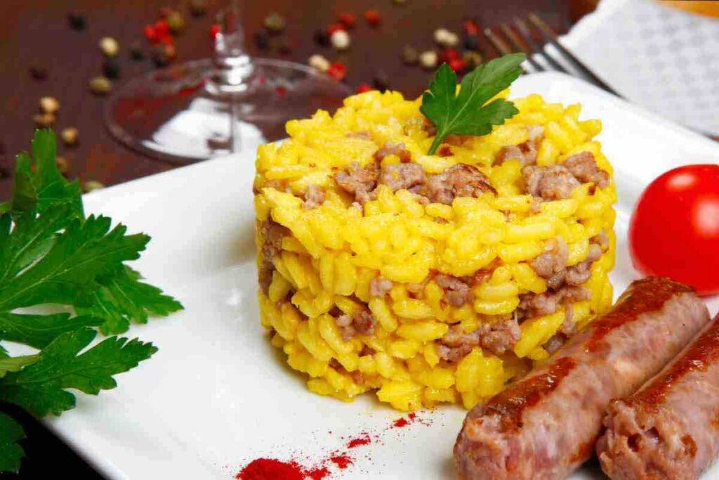 Risotto allo zafferano e salsiccia stasera a cena sorprendi tutti
