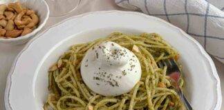 Saghetti al pesto di anacardi e burrata