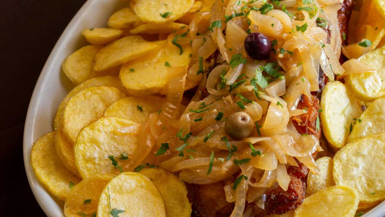 Sfoglie di patate al forno con cipolle puoi accompagnare con carne o pesce, scegli tu!