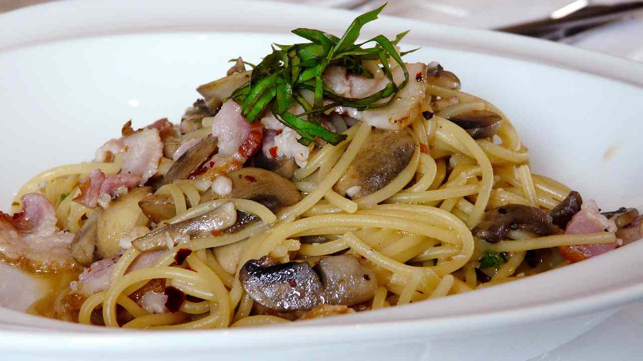 Spaghetti al pepe con guanciale e funghi