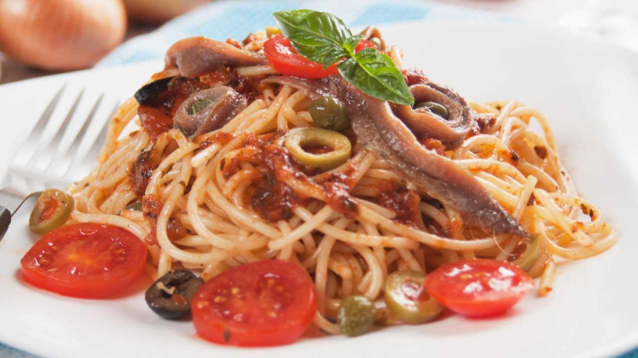 Spaghetti alla puttanesca come vuole la tradizione dal sapore avvolgente, impossibile non fare il bis!