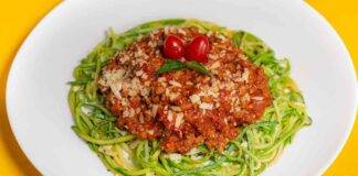 Spaghetti light di zucchine al ragù di lenticchie