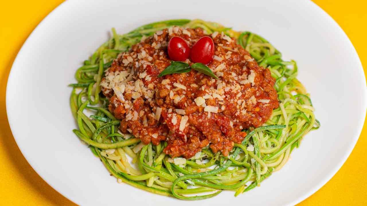 Spaghetti light di zucchine al ragù di lenticchie