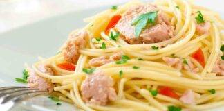 Spaghetti al tonno e pachino, niente di più semplice da preparare: 10 minuti e sono subito in tavola