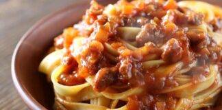 Tagliatelle al finto ragù, così in soli 10 minuti servirai il pranzo a tutta la tua famiglia