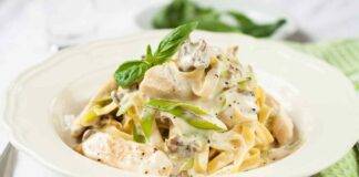 Tagliatelle cremose con pollo e funghi ricicliamo con gusto! Nella nostra cucina non si butta nulla